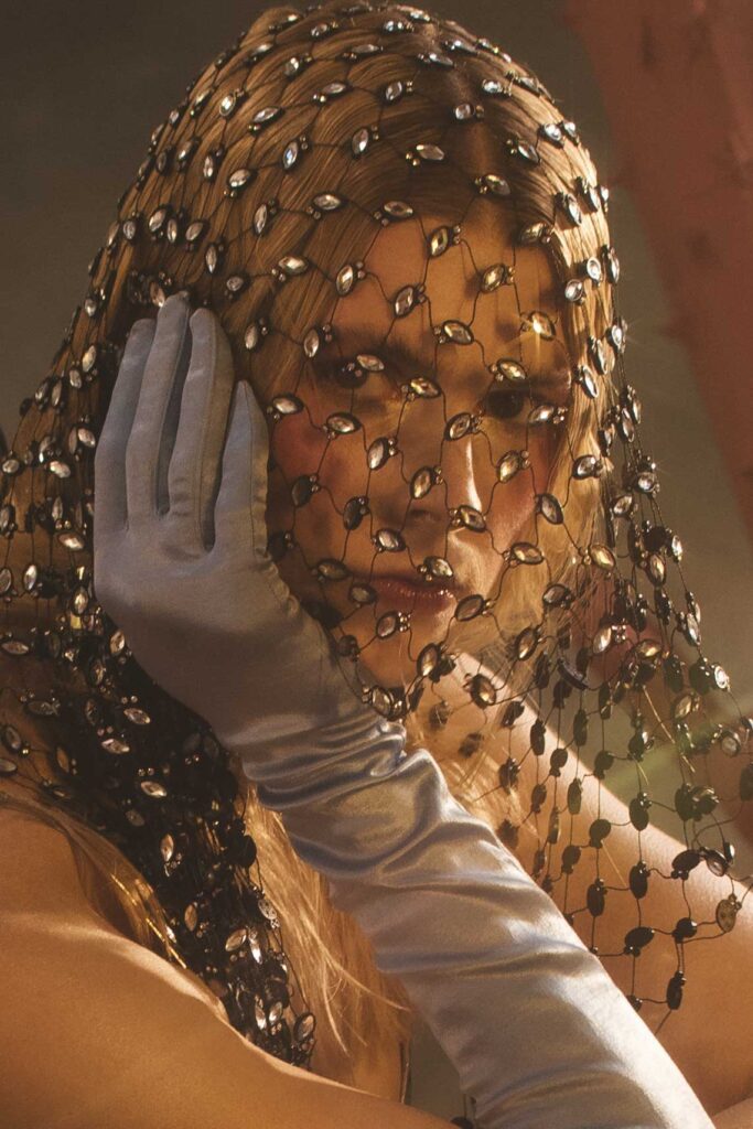 Ruaa Elmansuri’s Diamanté Veil In Schön’s Editorial